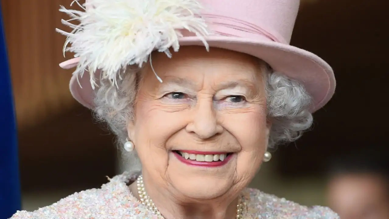 Long lines of people to pay tribute to Queen Elizabeth-II after her death