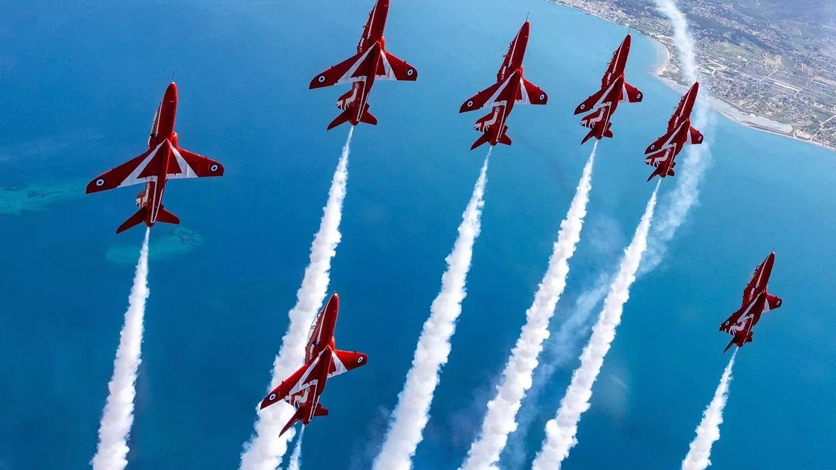Crowds in Awe as RAF Jets Soar in Breathtaking Air Show